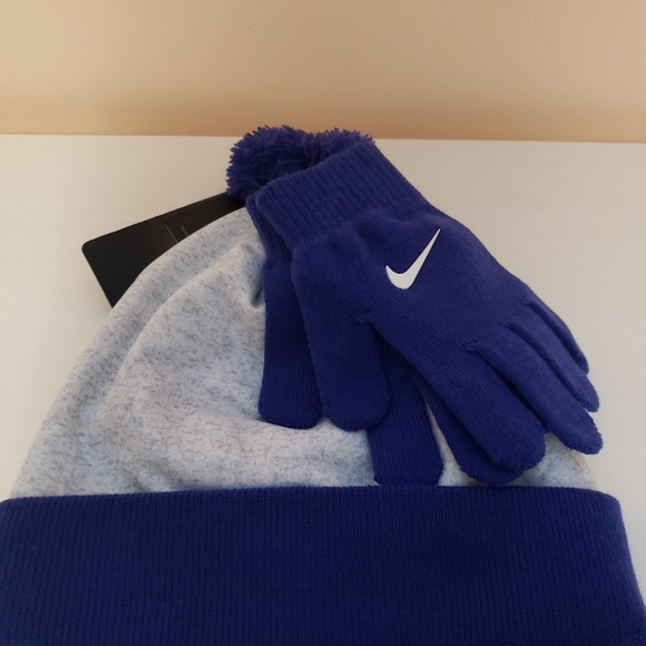Nike Big Girls' Beanie & Gloves Set 6/17 - Picture 3 of 3